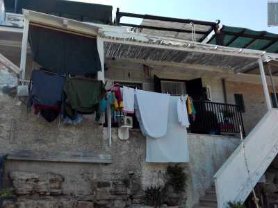 Da gi� notiamo un�altra casetta che non era visibile dalla scalinata: a differenza delle precedenti mostra segni di vita pi� evidenti con vestiti e lenzuola stesi sul balcone